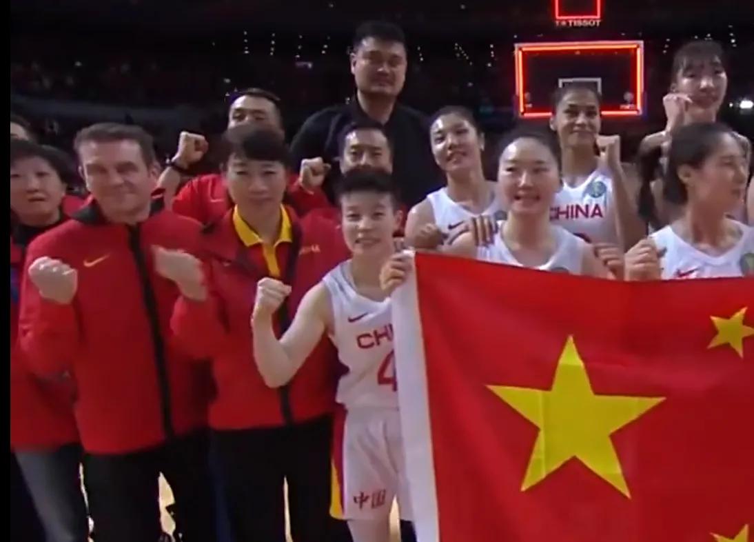 nba球员教练对姚明的评价(三消息！郑薇当选最佳教练，姚明腼腆合照，美国主帅大赞女篮)