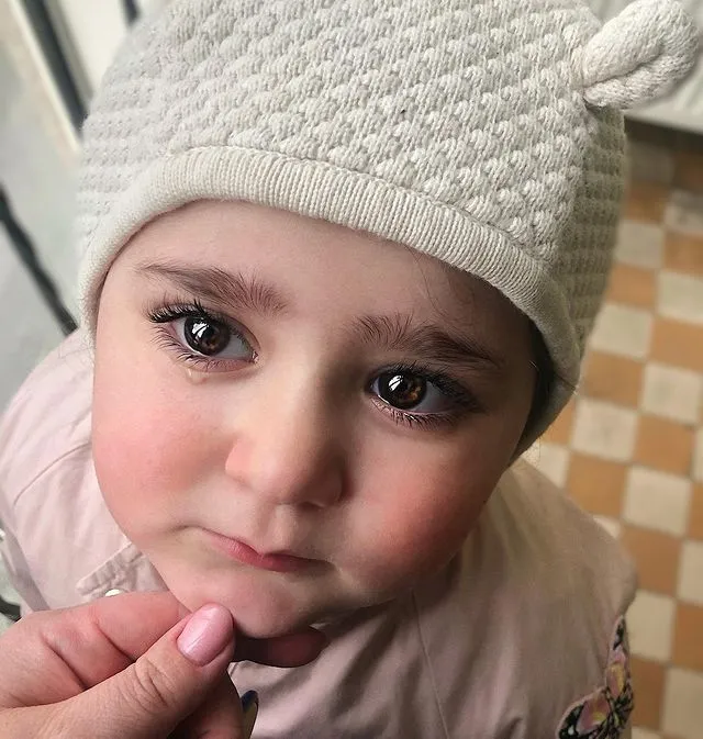 大眼睛小姑娘(超萌大眼萝莉走红ins!