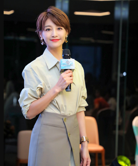 43岁的广东台美女主持人赵荣,已嫁富商多年,女儿今年9岁