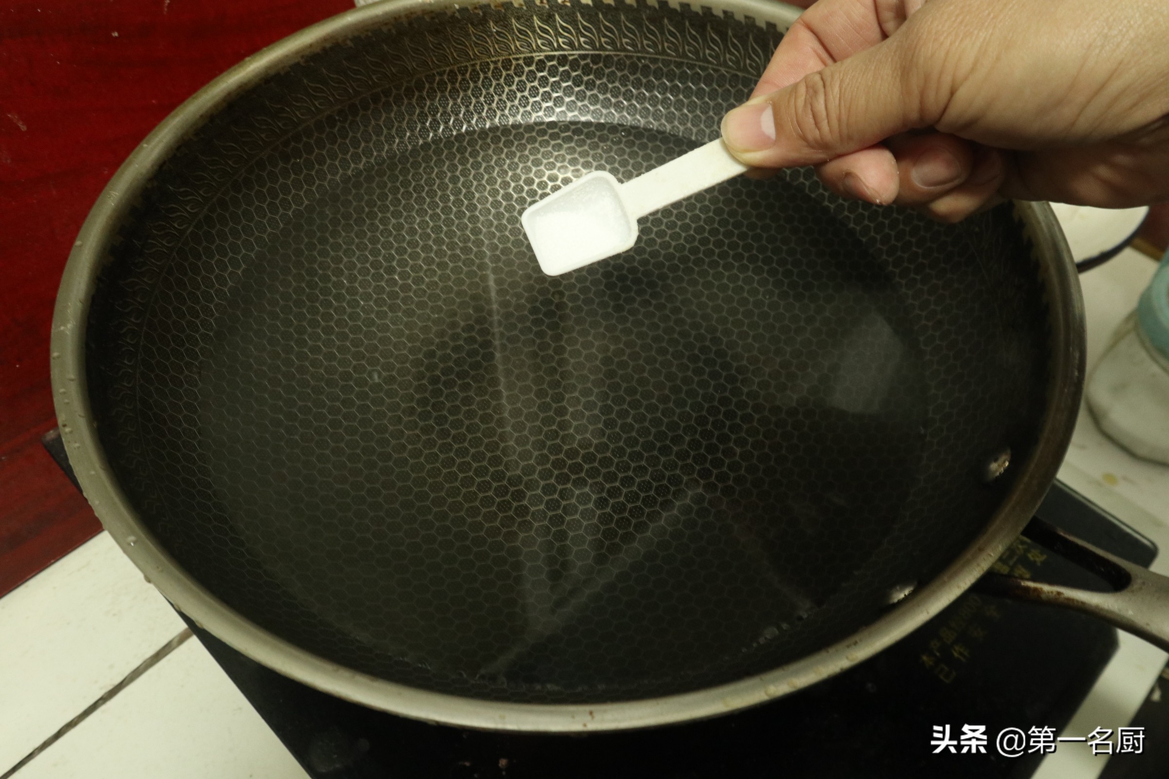 煮汤圆冷水下锅还是热水下锅(煮汤圆是“开水煮”还是“冷水煮”？牢记3点，汤圆不破皮不漏馅)