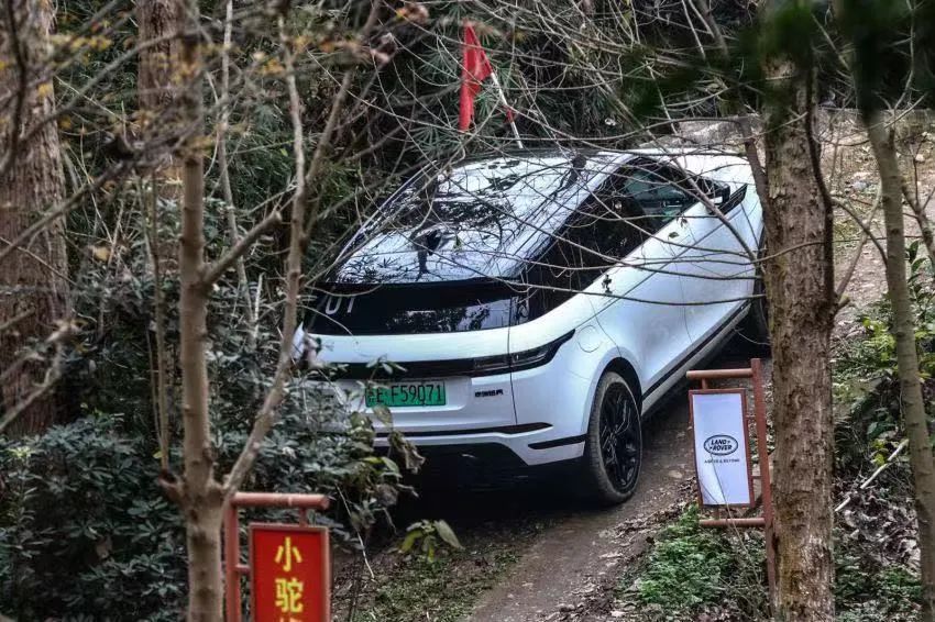 试驾全新揽胜极光L P300e：44万这个价，它值吗？