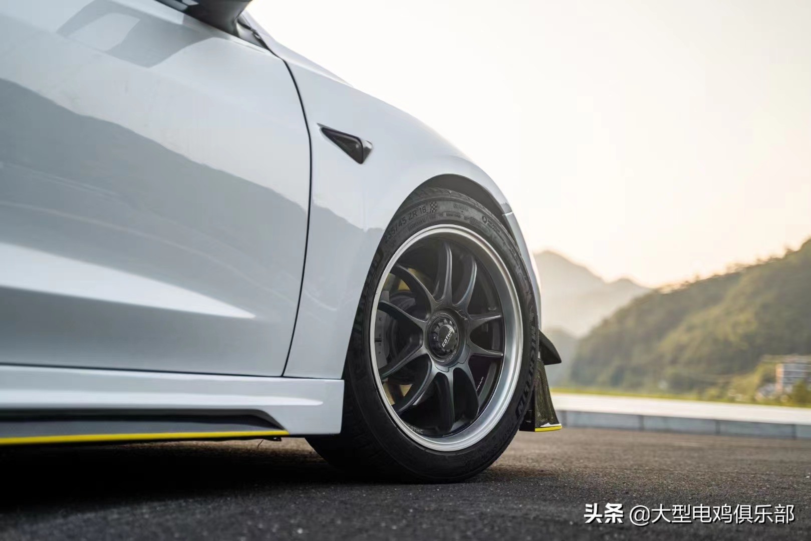 白色特斯拉model 3改装宽体套件