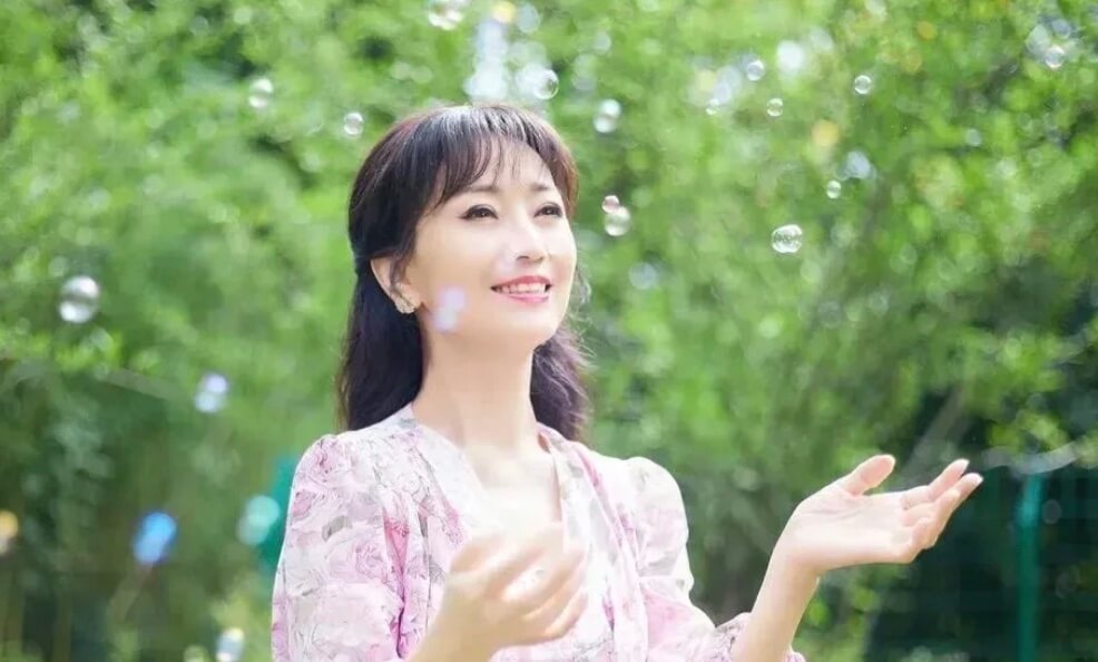 赵雅芝晒照被评修图过度，网友：年轻女星也会修图，那是她的自由