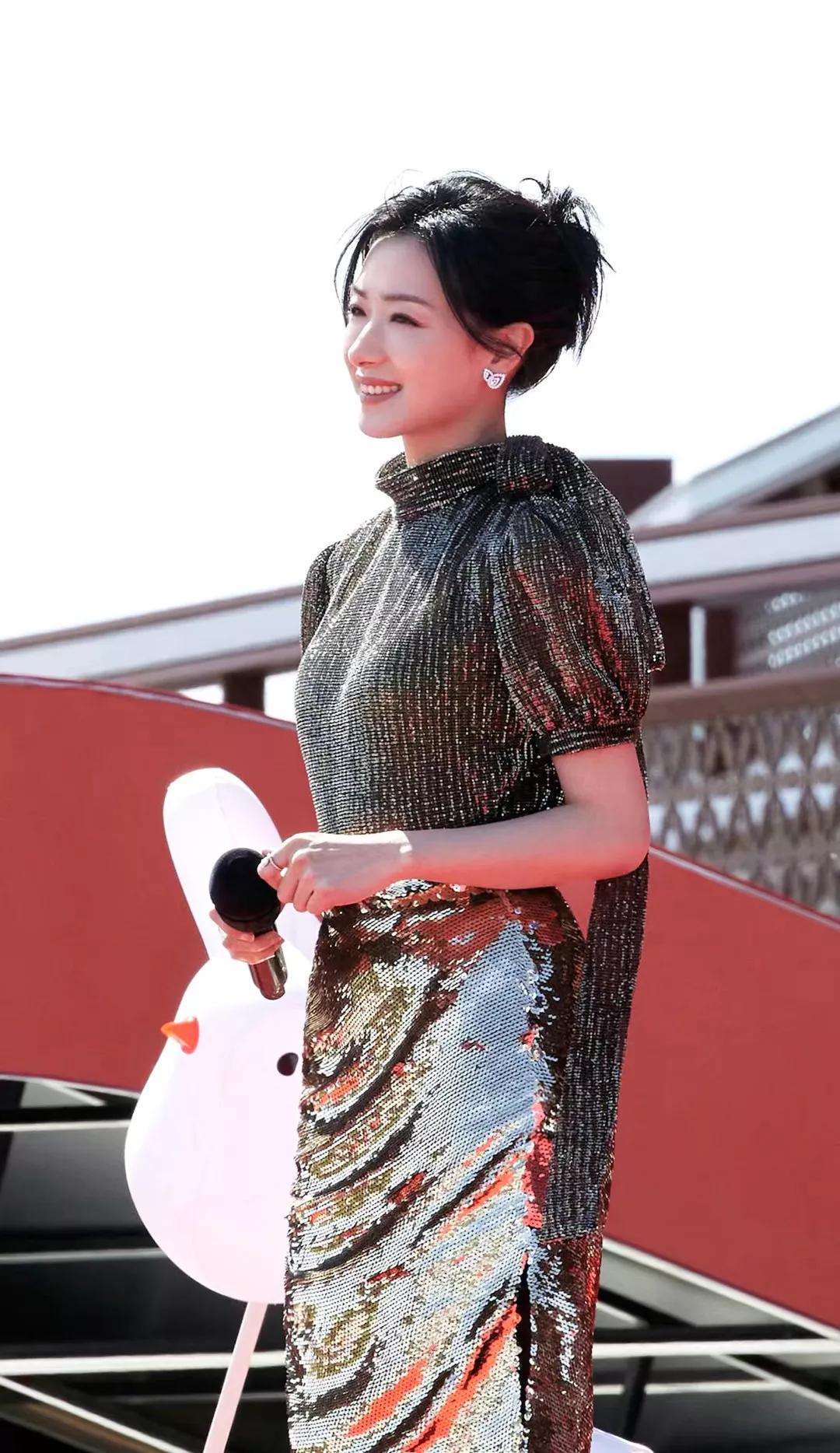 明星俏佳人：万茜最新各种穿搭，漂亮时尚，魅力无限