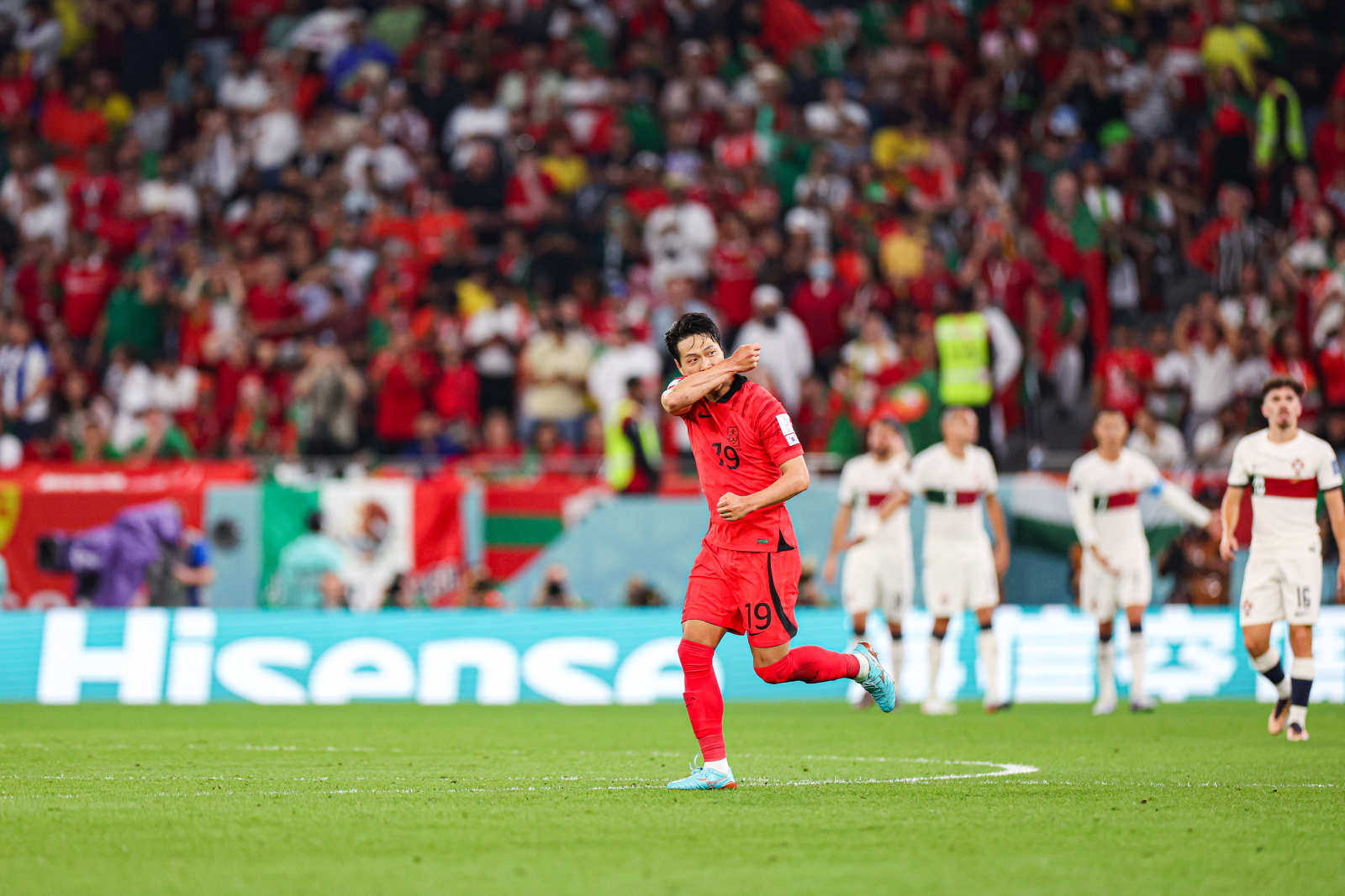 日韩世界杯韩国做了什么（世界杯奇迹！韩国91分钟绝杀翻盘，2-1出线，球员哭成泪人）