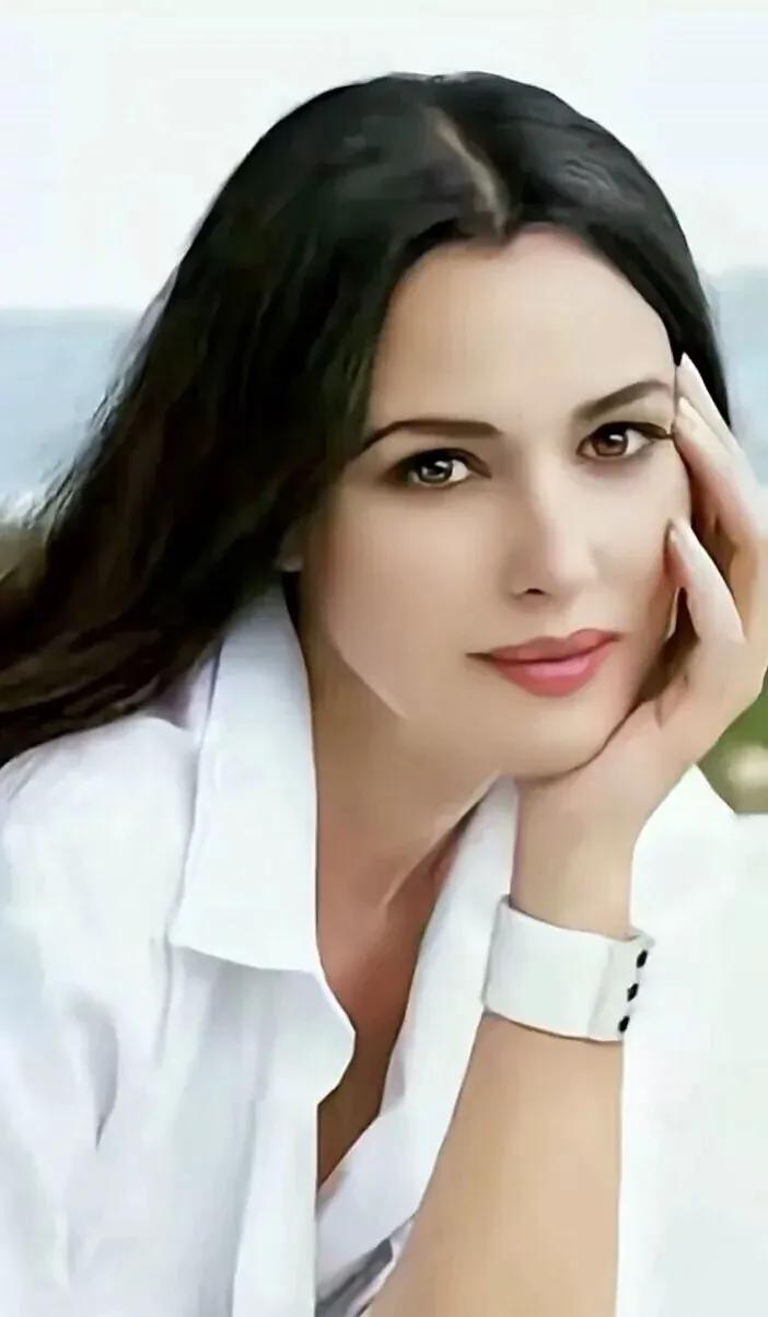 “地球之花”莫妮卡•贝鲁奇