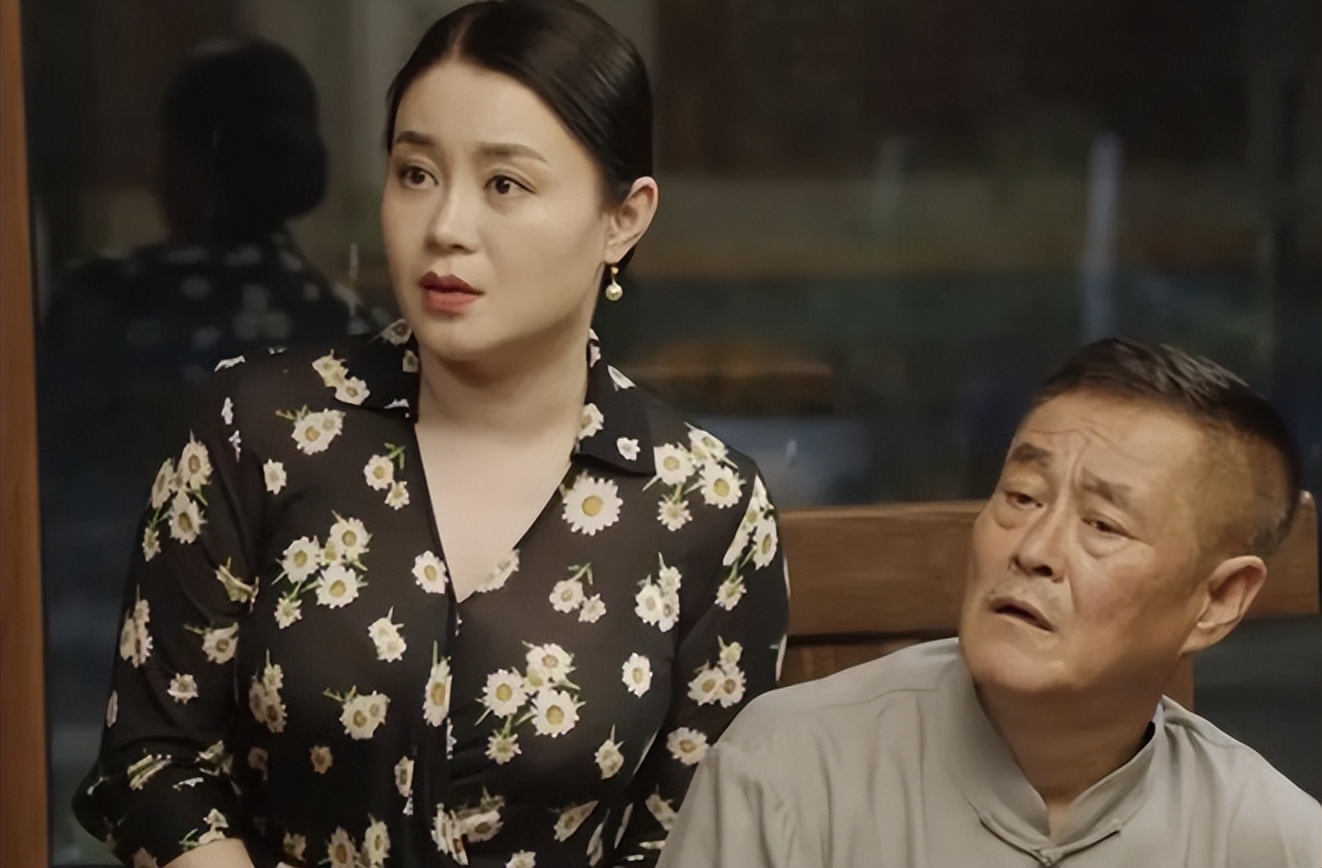 结果当时在剧组做化妆的关婷娜被赵本山发现了,尤其是知道关婷娜是"