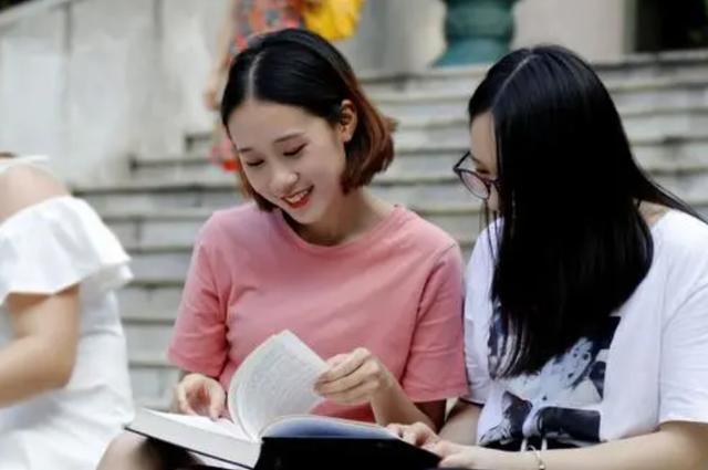 大学生就业难，越来越多人沦为社会底层，大学生如何寻找出路？