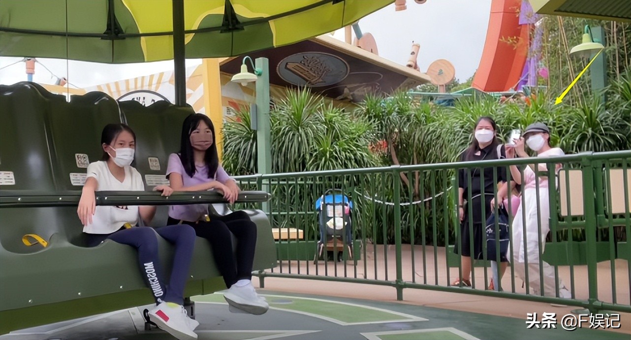 郭可盈陪爱女游玩当摄影师 自曝遇好剧本会复出 女儿对其复出感不舍