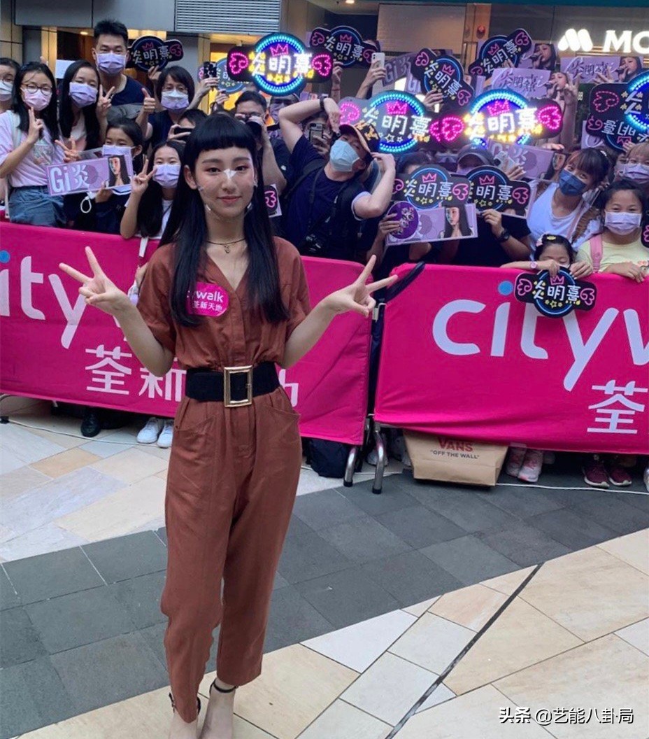 17歲港圈唱將炎明熹！父母定居內地，粵語歌開口跪，打破刻板印象
