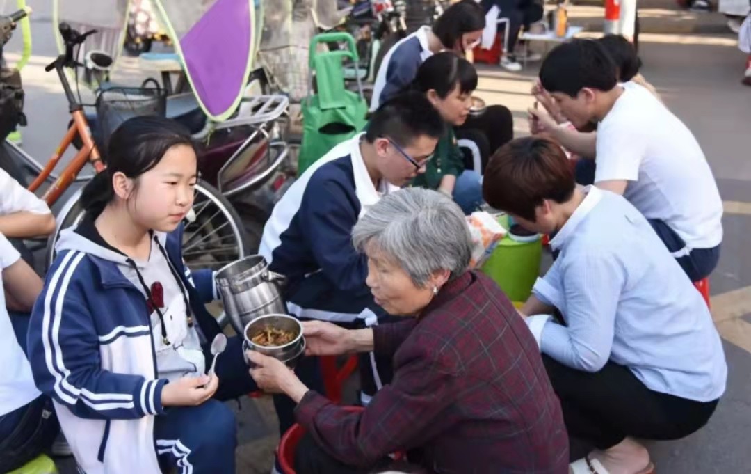 “高考工厂”毛坦厂万象：有人开保时捷来租房陪读，神树祭拜被禁