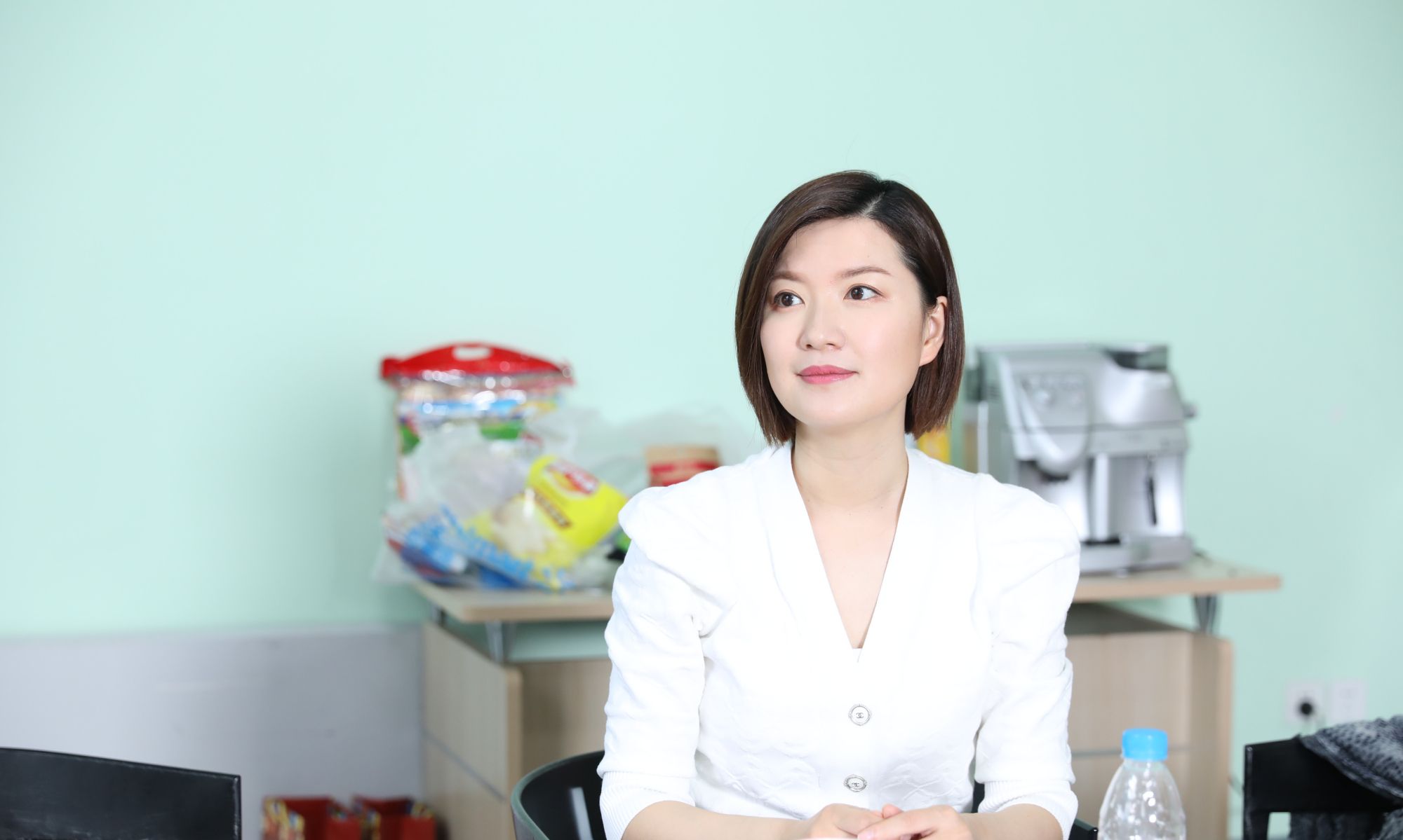 作为公众人物,什么事该做什么事不该做,主持人应该考量清楚,希望陈蓉