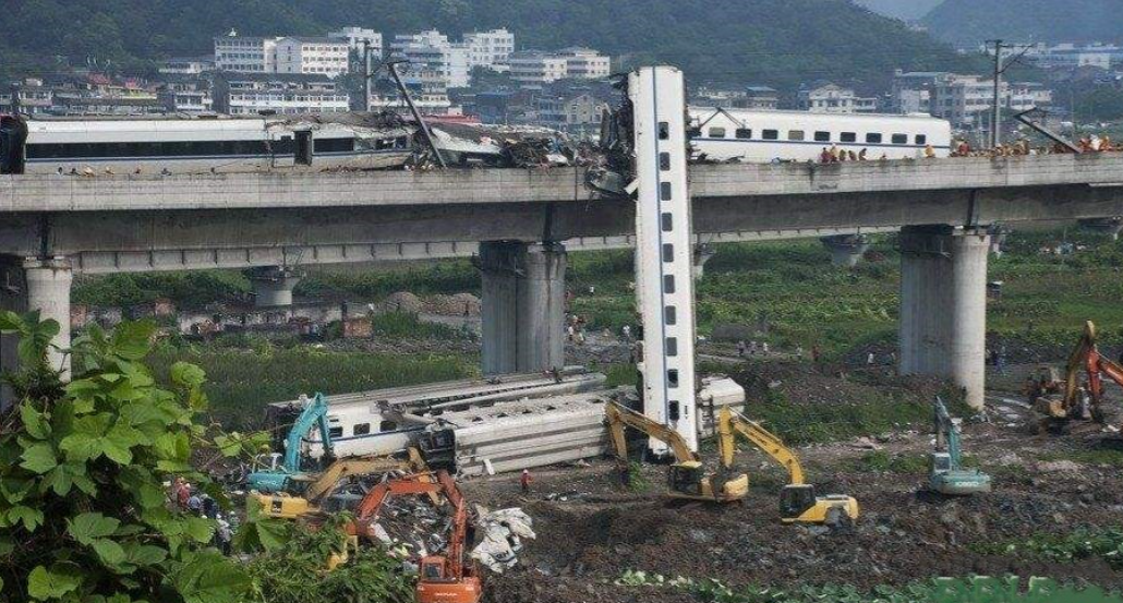 回看10年前温州动车事故，失去父母的小女孩幸存，叔叔当亲女儿养