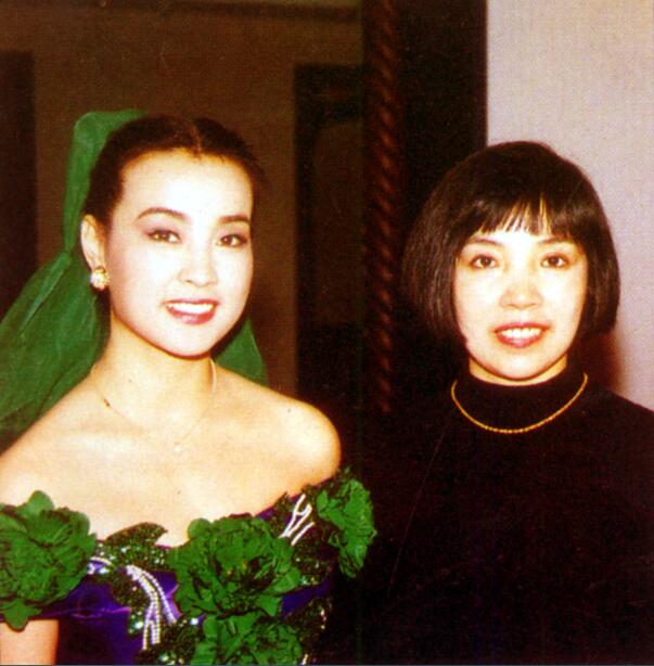 刘晓庆的妹妹刘晓红：我看到了姐姐的脆弱和心痛，含泪送姐姐出嫁