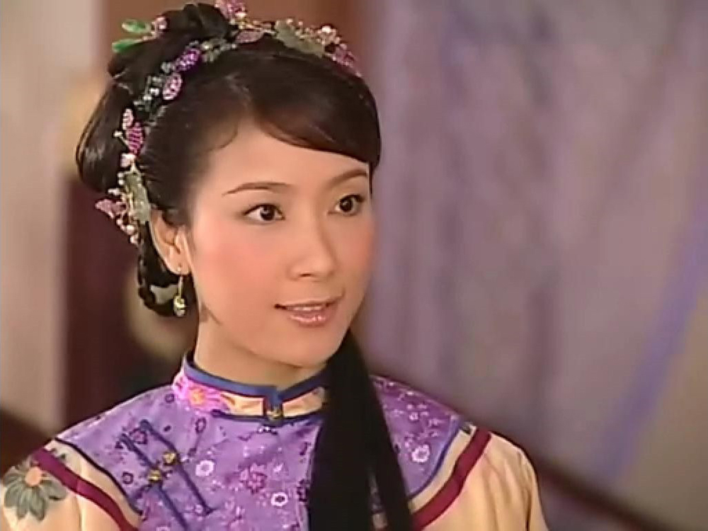 TVB女星杨怡穿短上衣大秀身材，不像俩娃的妈