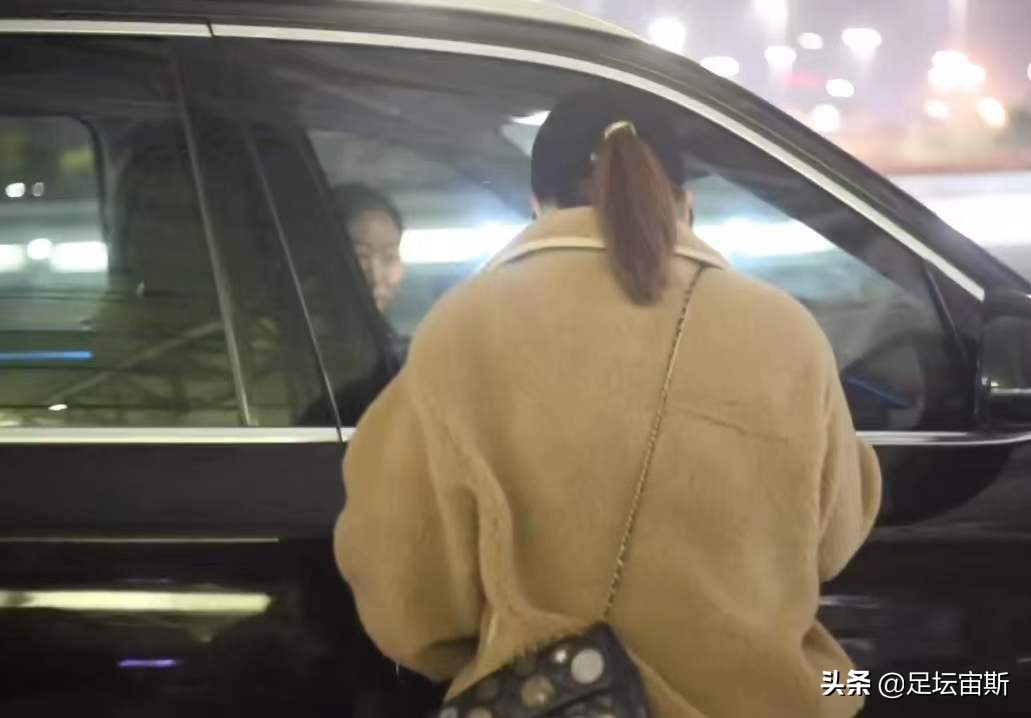 劉詩雯機(jī)場照片（媽媽開車接劉詩雯父女回家，劉詩雯抱愛犬笑開花，全家團(tuán)聚很溫馨）