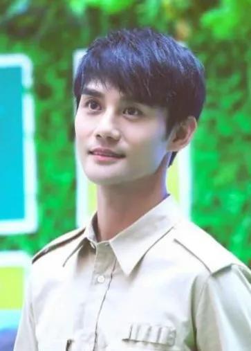 不拍戏就"消失",41岁的王凯,已经走上男演员的另一条大路