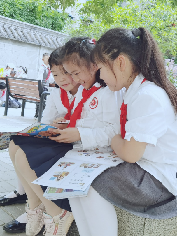 与书同行，不负春光——记天府新区华阳实验小学读书月活动