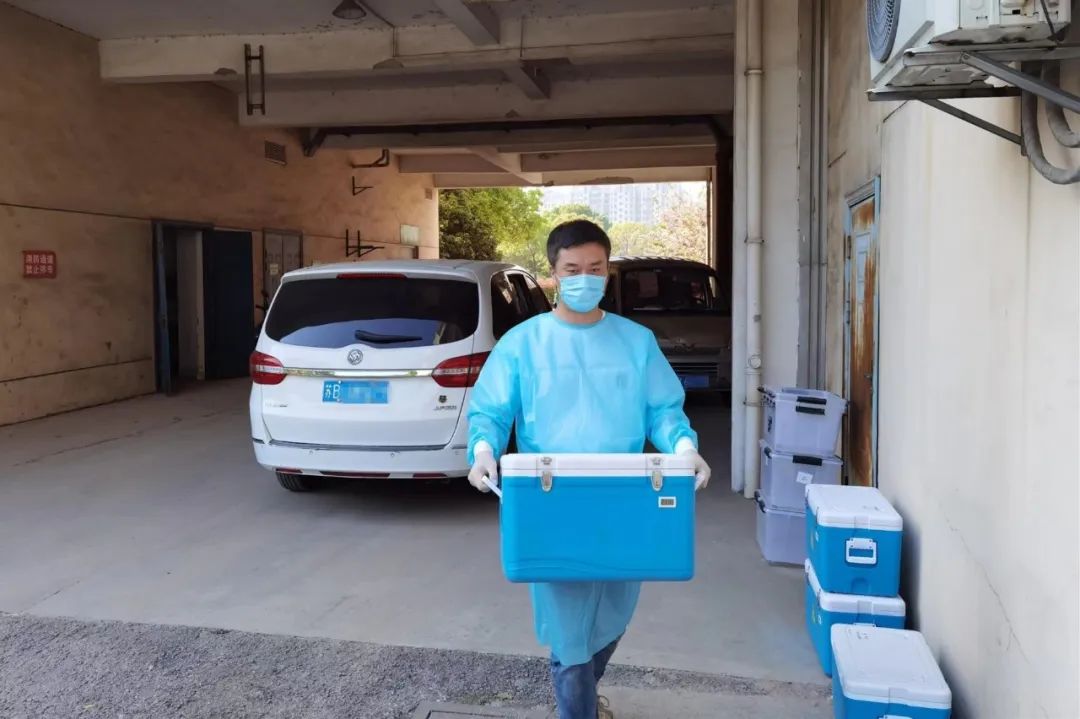争分夺秒 使命必达！与时间赛跑的核酸样本转运员