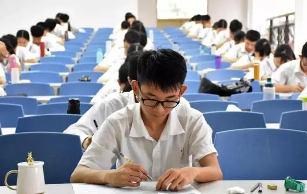 大学生专升本成功，一看专业傻眼了，“电竞学院”是什么鬼