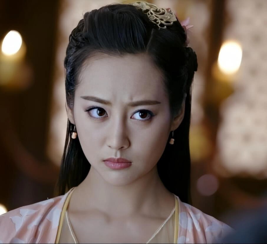 可能是长相太过靓丽,李纯接到的基本都是爱而不得的反派女二号,这种