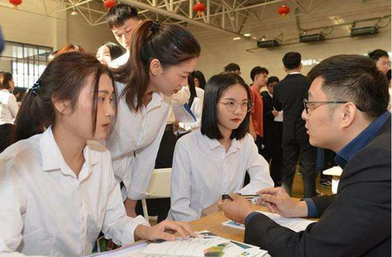 大学生“校外”和“校内”对比照，只有性别对上了，网友大开眼界