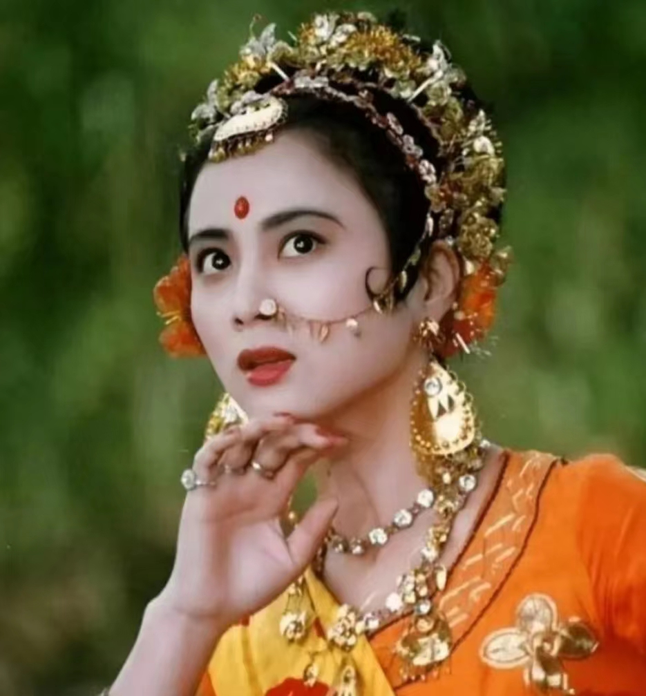 曾经的"甜歌皇后",21岁嫁初恋,34岁再嫁富商却分居