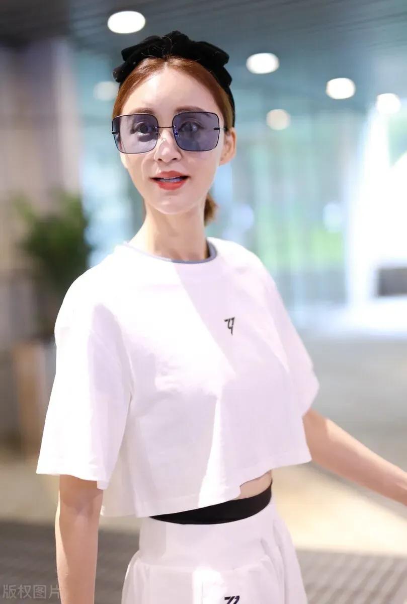 张歆艺瘦瘦的，运动短款套装，展现好身材，还有些俏皮可爱
