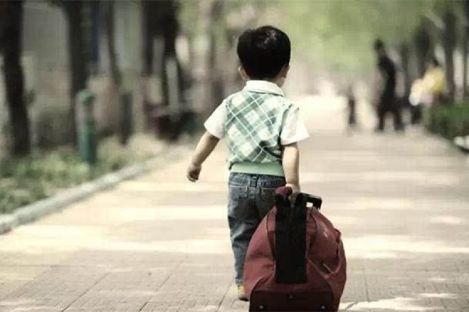 孩子有出息走得远，没出息在家啃老：养育本就是场越走越远的旅行
