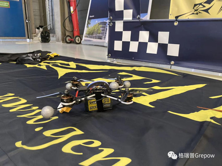 世界冠军级FPV无人机飞手VS人工智能AI比赛，谁赢了？