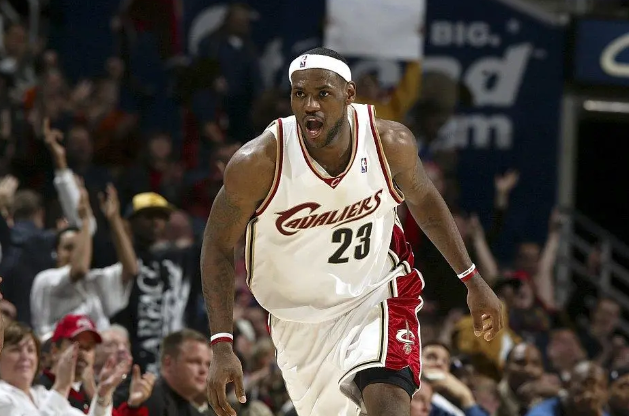 詹科库选谁做核心:詹姆斯自带体系,科比进攻无解,库里万金油