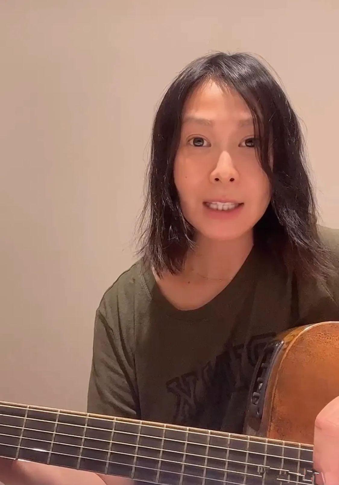 刘若英颜值下滑崩塌，身材也发福不行了，但53岁还有清纯气质