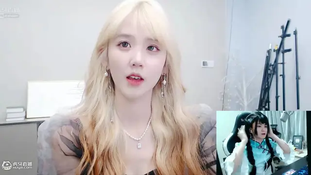 井川里予成虎牙一姐了？玩游戏太菜遭网友怒喷：你只适合买热搜