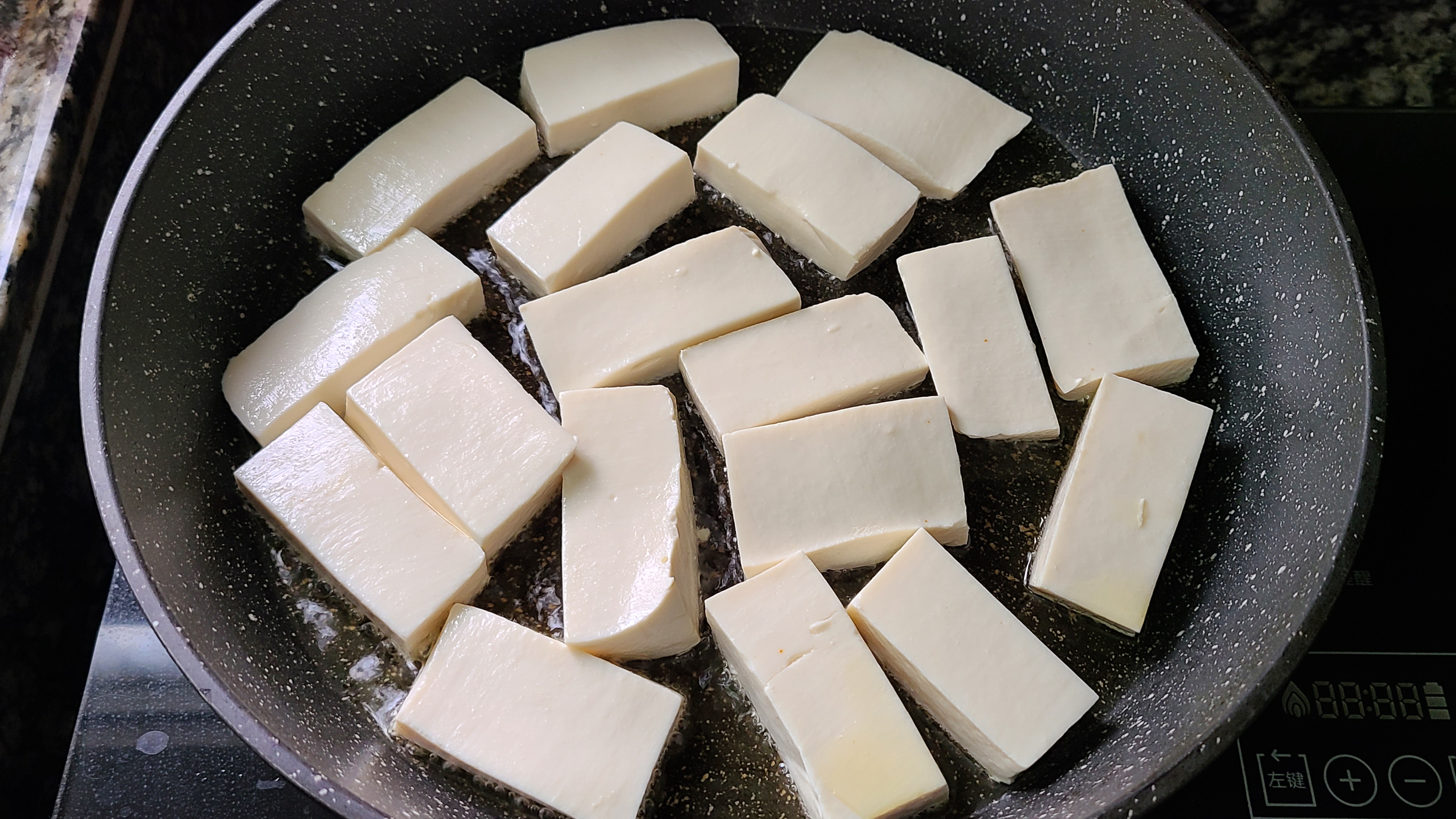 铁板豆腐在广东出了名，老厨师教的特色做法，好吃入味