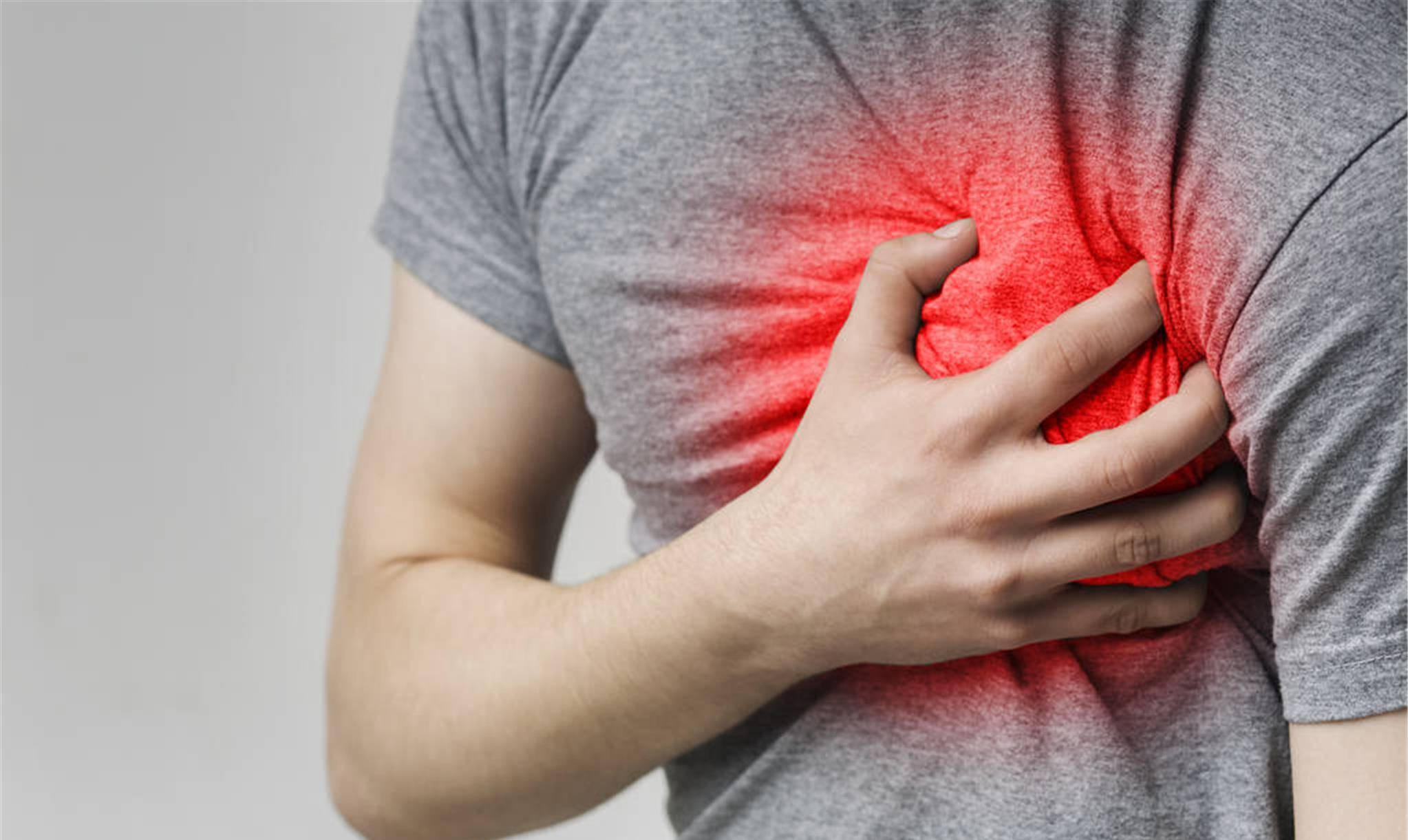 后背总是疼痛,怎么回事?医生:可能是5种疾病的警告,不得轻视