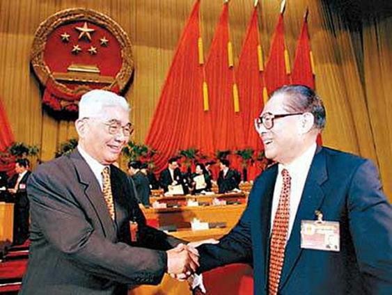 2005年，儿子携父亲荣毅仁骨灰回无锡老家，来悼念的人流持续5日