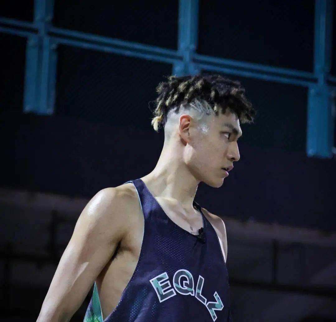 一场的正规篮球比赛多少分钟（100多万人围观，“晏鼠组合”很强，但根本打不了退役职业球员）-趣拿体育