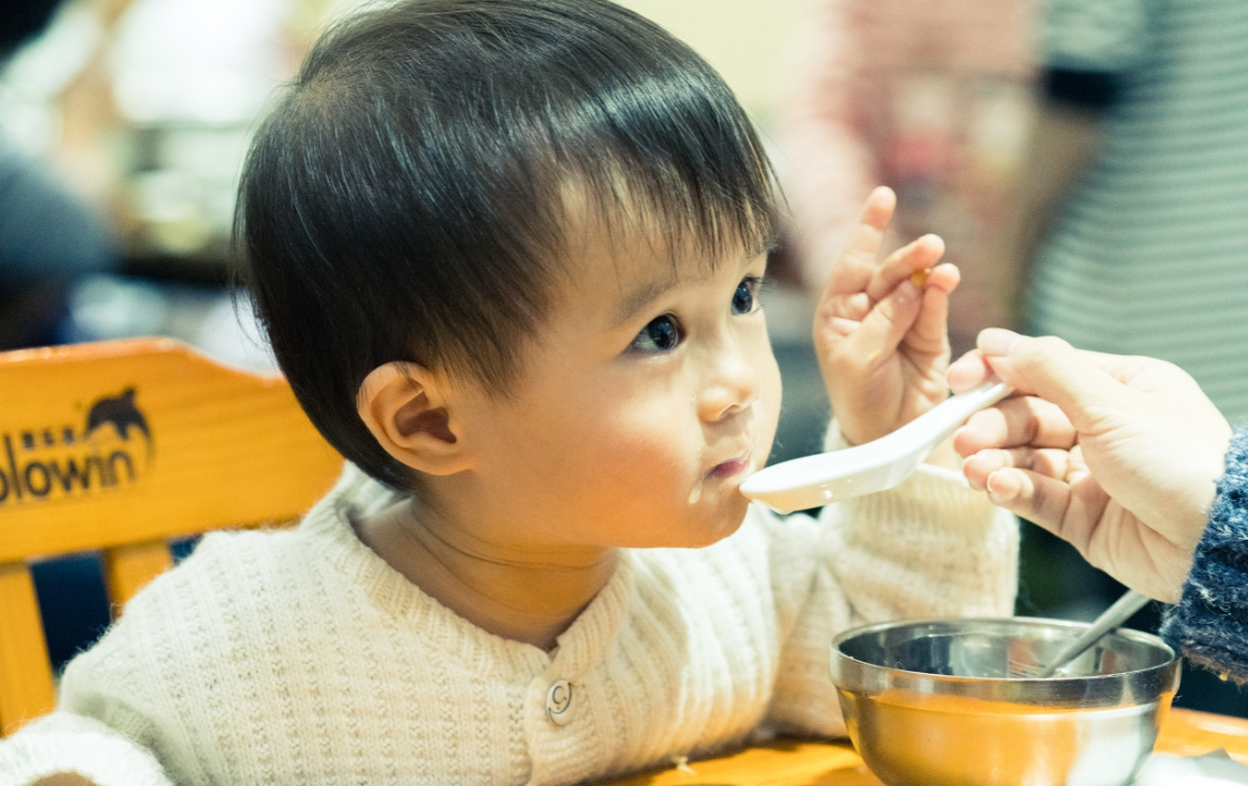 奶奶喂养孩子，若有五种“偷懒”行为，妈妈要阻止，别怕得罪老人