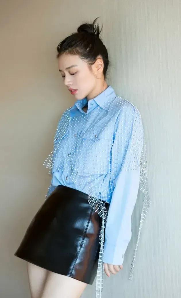 马思纯丸子头青春有活力，小巧的五官，圆圆的眼睛显得特别有神