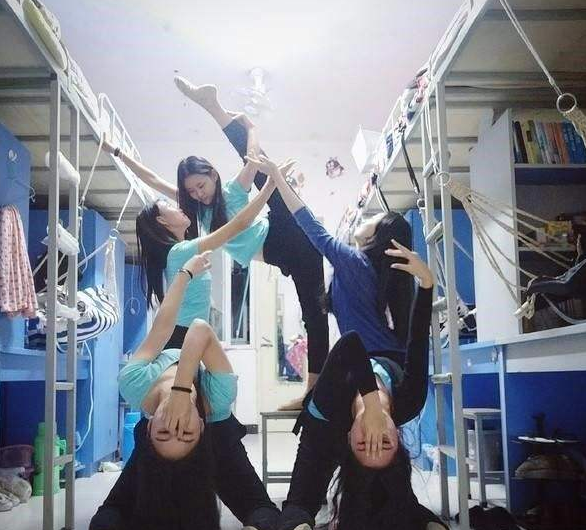 西安高校封校后，一名体育生拿室友当杠铃，隔离宿舍的奇葩生活