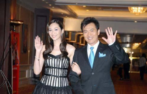 黄健翔个人资料(54岁足球解说员黄健翔:二婚15年,仍愧对前妻,亏欠女儿