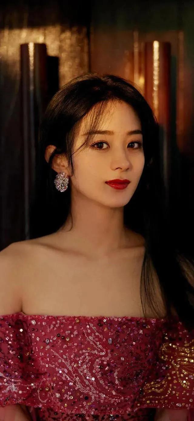 女星赵丽颖—巧笑嫣然，淡妆点缀，瓷肌红唇，漂亮的不像话
