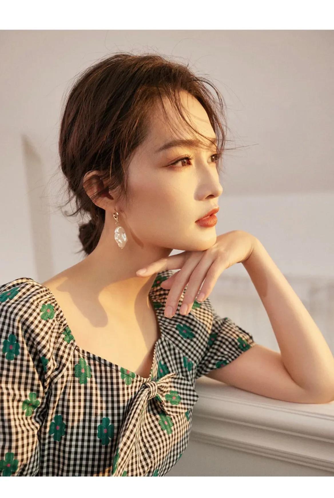 李沁多么美好的女孩，没有精致礼服，一条普通连衣裙也可以这么美