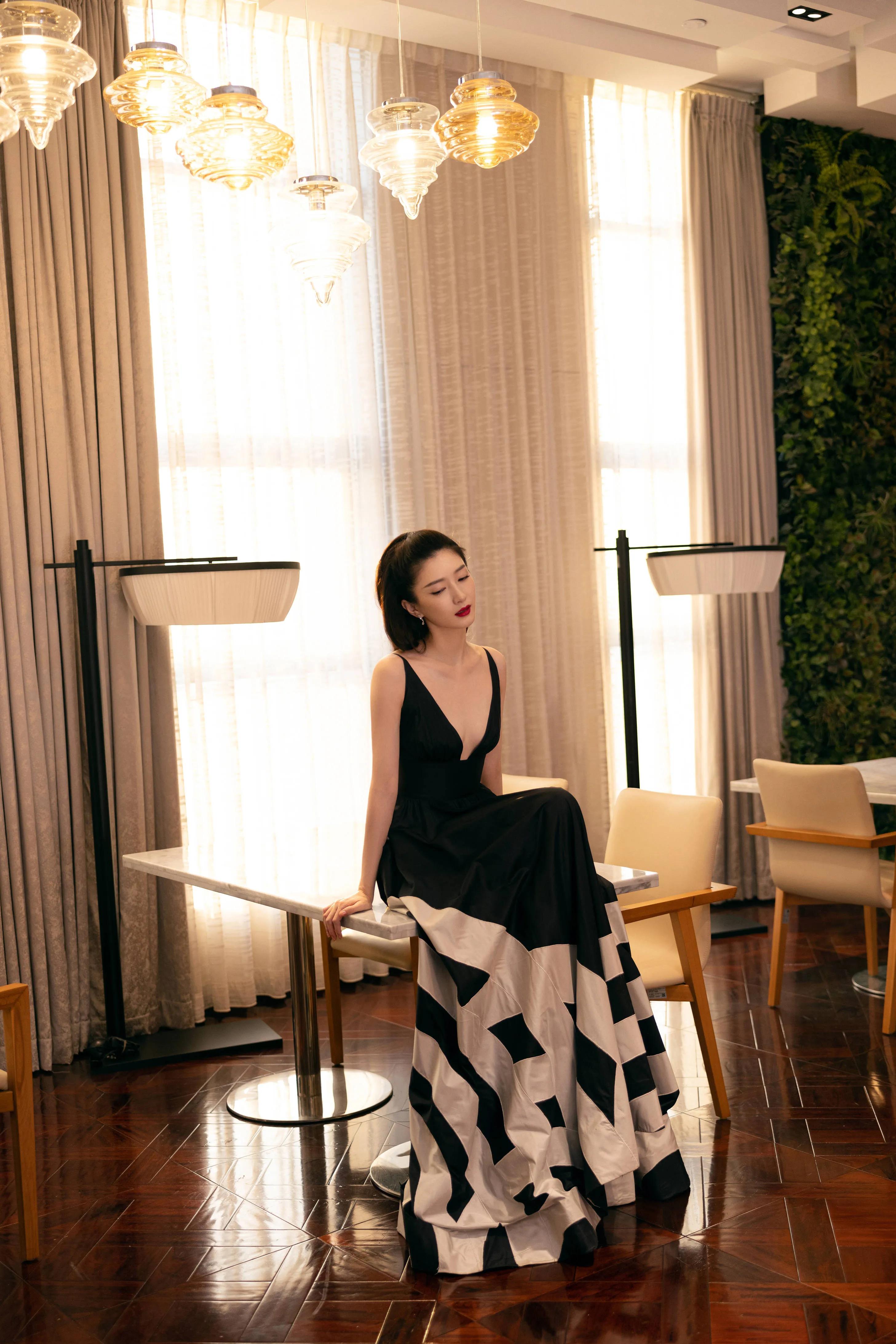 江疏影｜黑色是浪漫是典雅｜美图