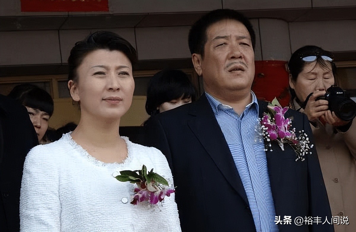 闫学晶二婚老公高清照曝光!夫妻同框状态差,五岁女儿像爸爸