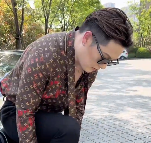 柏公子:雌雄难辨引争议,炫富出圈吸粉百万,背后老爷竟是秦奋?