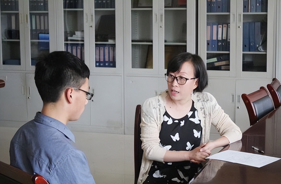 大学里有种隐形贫困生，穿戴大牌花钱豪爽，期末却领贫困补助