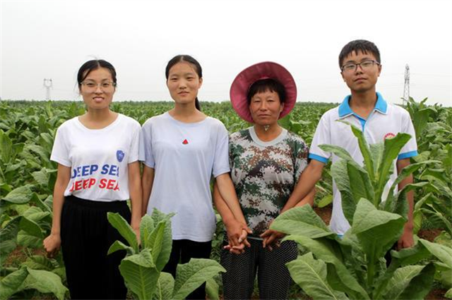 17岁农村女孩考上中山大学，为攒学费每天下地干活