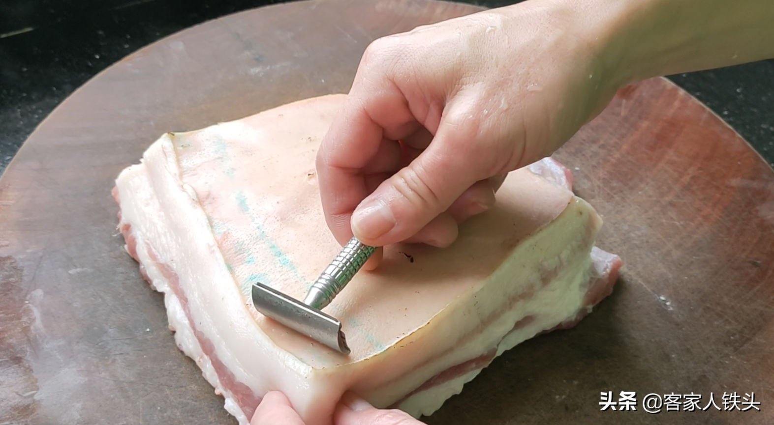 2斤五花肉，垫个竹网放入锅中，出锅软糯好吃又好看，做法很简单