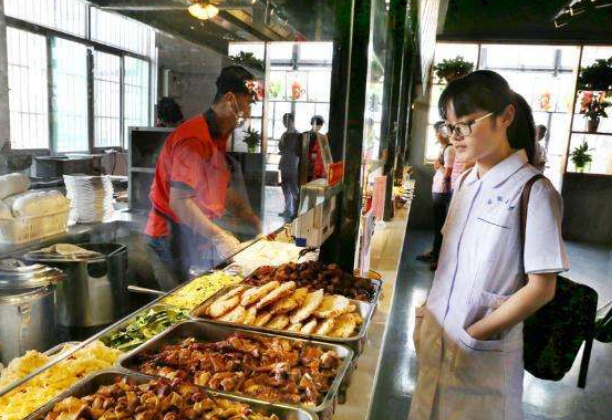 南工大封校后，食堂挂出“嚣张标语”，学生：待解封后再看